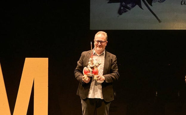 Un jurado copado por colaboradores de la Alfons el Magnànim premia al director de la institución en un concurso literario