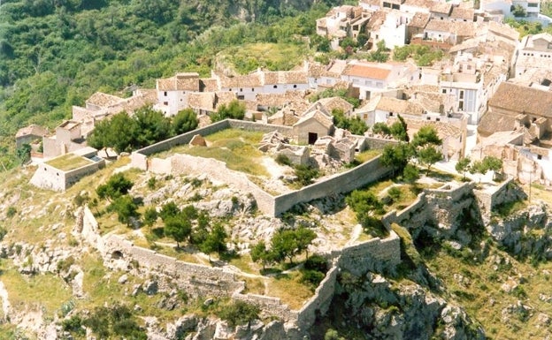 Polop firma el contrato para la redacción del proyecto técnico de rehabilitación de su Castillo