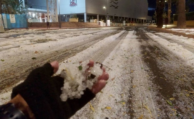 Así ha sido la espectacular madrugada de tormenta, gota fría y granizo en Alicante