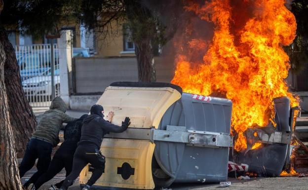 La manifestación de los estudiantes en apoyo del metal acaba con disturbios