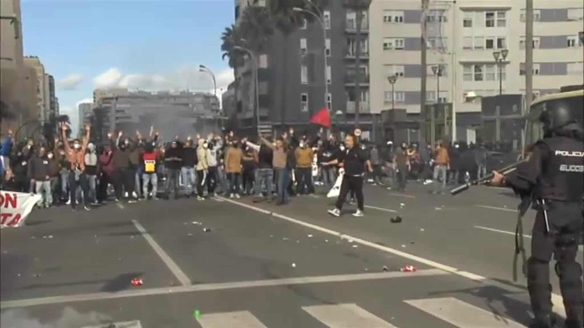 Incidentes y cargas policiales en la manifestación del sector del metal