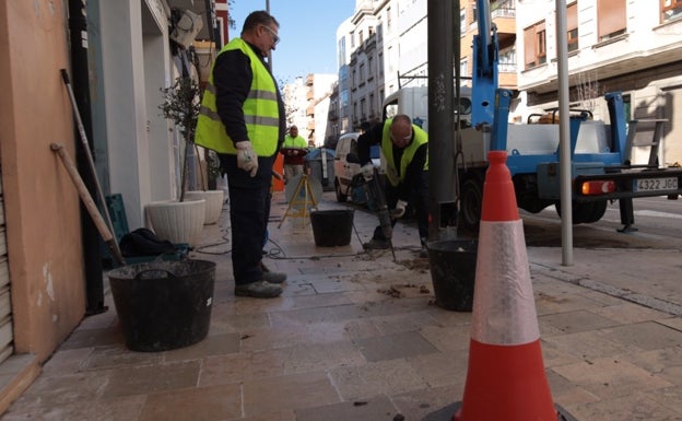 Gandia revisa la base de 9.000 farolas afectadas por orines de perros