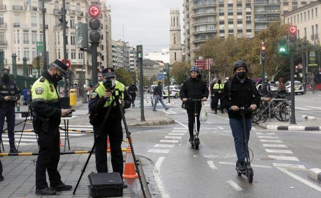 El fiscal de Seguridad Vial de Valencia reclama seguros obligatorios y matrículas para los patinetes eléctricos