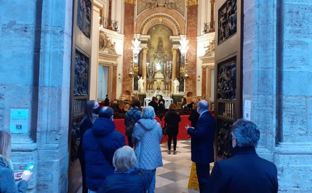 El Besamanos se inicia con la amenaza de lluvia en Valencia