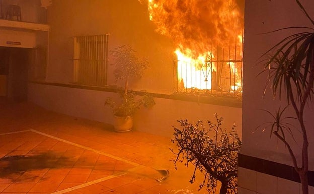 Una mujer y su hijo resultan heridos por inhalación de humo tras un aparatoso incendio en su casa de Alicante