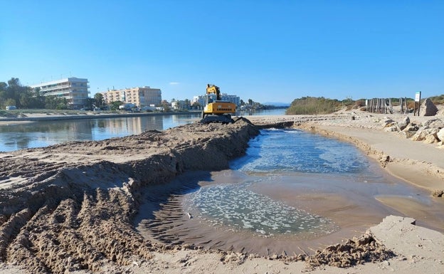 Las golas de la Albufera se abren al mar de nuevo tras la retirada de toneladas de arena