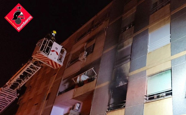 Tres personas tienen que ser atendidas tras el incendio de una vivienda en Novelda