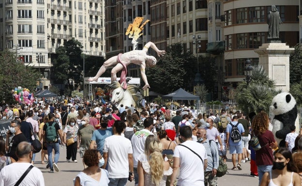 Las fallas afectadas por las obras de la Plaza de la Reina y Mercado Central piden saber dónde plantan antes de fin de año