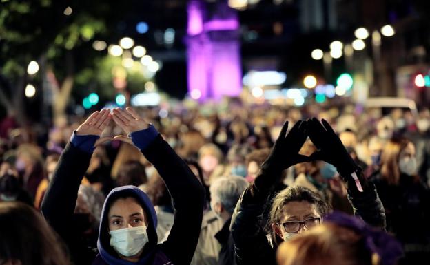 Varios miles de mujeres salen a la calle en Valencia para pedir el fin de las «violencias machistas»