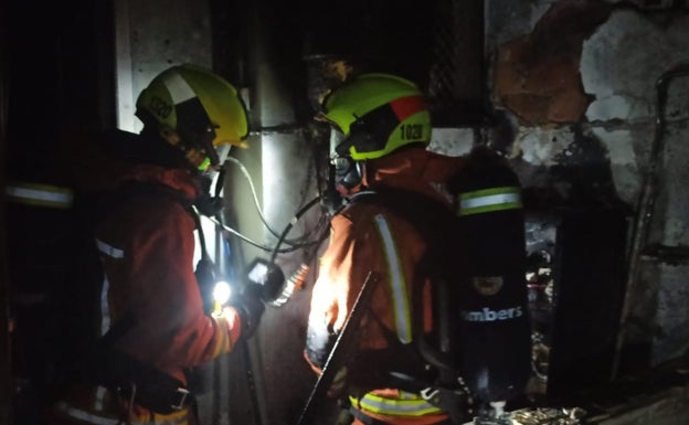 Tres policías salvan a dos octogenarios de un incendio en Benifaió