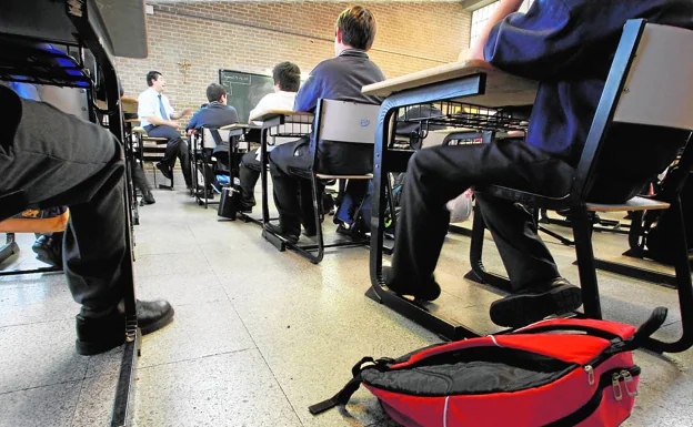 Los estudiantes escuchan a un maestro en una clase.  / José Ramón Ladra