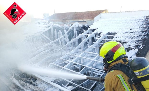 Los bomberos descubren una plantación de marihuana tras desalojar una casa en Almoradí por un incendio