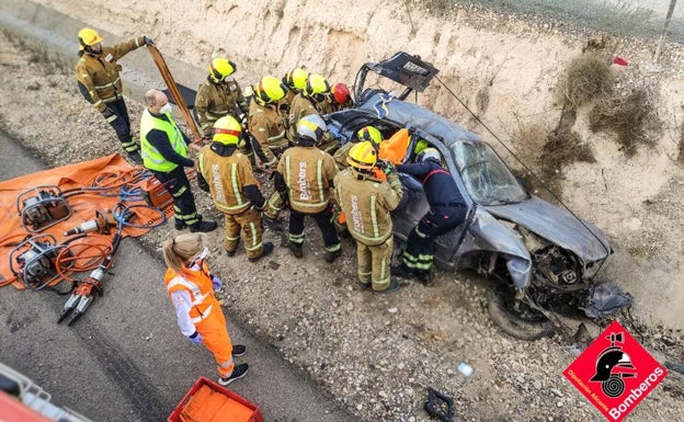 Herida una mujer tras un aparatoso accidente entre un coche y un camión en la A-31 a la altura de Monforte