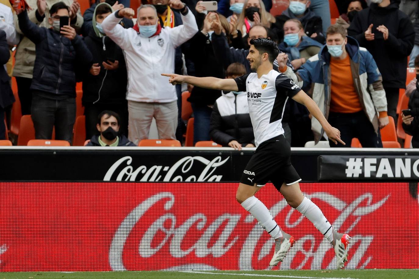 Carlos Soler: «No sé que ha pasado en la segunda parte, nos hemos venido abajo y hemos podido perder»