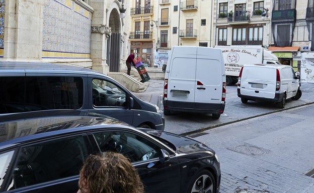 Grezzi cambia ahora el sentido de la calle que enfadó al Mercado Central