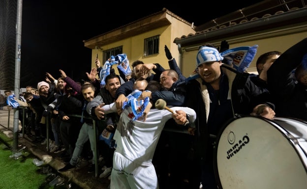 Largas colas en Utrillas para conseguir las históricas entradas del partido contra el Valencia