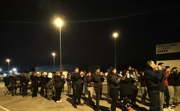 400 músicos de la Semana Santa ensayan a la intemperie en Oliva por falta de locales