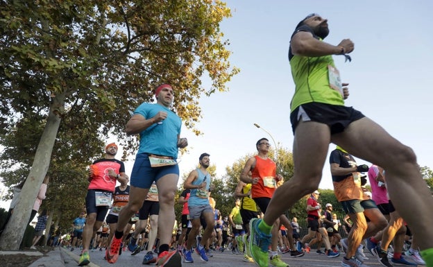 ¿Debo estirar antes de correr un maratón? ¿Es adecuado llevar ropa de abrigo?: Errores comunes durante el día de la prueba