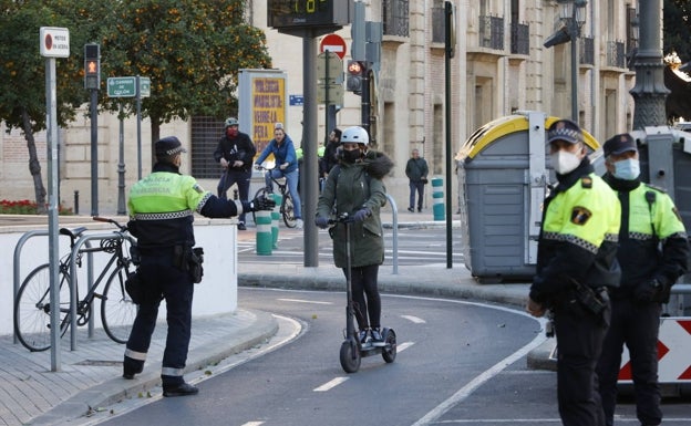 La Policía Local de Valencia multa a 61 conductores de patinetes eléctricos en el primer día de sanciones