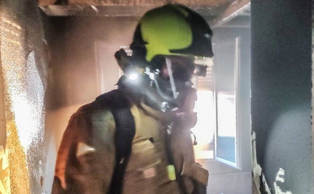 Un incendio sin heridos calcina una vivienda en Torrevieja