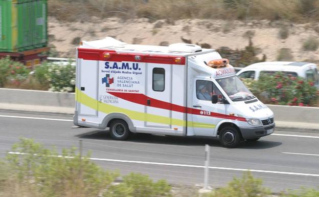 Un joven de 19 años muere en la V-21 al chocar contra un camión junto a Valencia