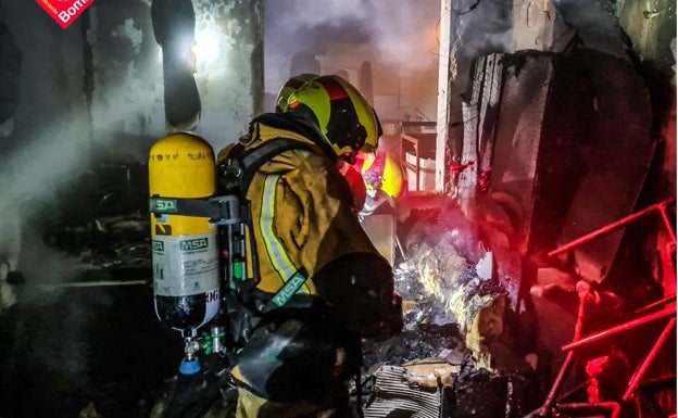 Los bomberos sofocan un incendio en una nave de Cocentaina