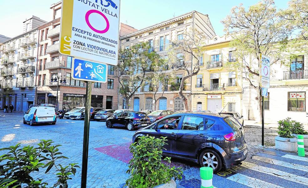 Problemas electrónicos, dudas y sorpresas el primer día con multas en Ciutat Vella