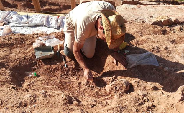 Encuentran centenares de armas medievales en un castillo de Ciudad Real