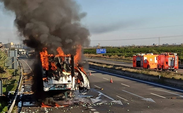 El incendio de un camión con disolventes bloquea durante nueve horas la autovía A-7