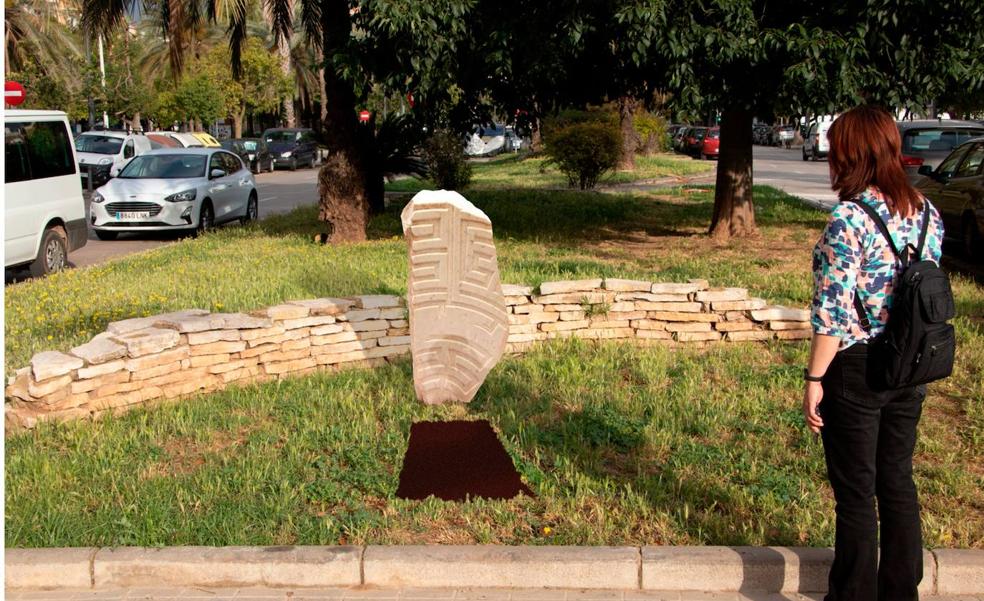 Valencia instala un monolito en homenaje a un joven fallecido en el CIE de Zapadores