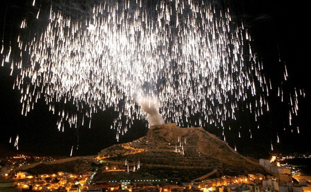 Alicante prepara el lanzamiento de la palmera de fuegos con los colores de España