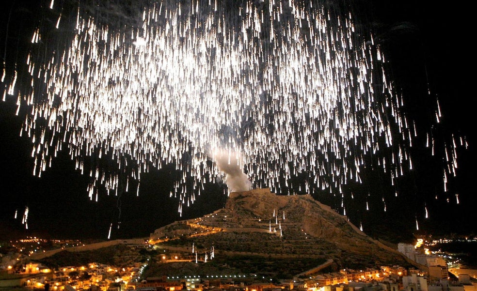 Alicante prepara el lanzamiento de la palmera de fuegos con los colores de España