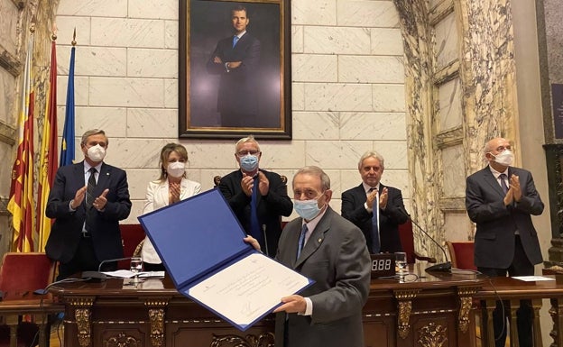 El doctor Juan José Vilata, distinguido con el XV premio 'Certamen Médico' en reconocimiento a su trayectoria profesional