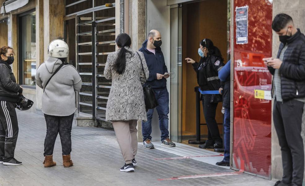 El paro en la Comunitat baja en 30.600 personas pero no recupera el nivel preCovid