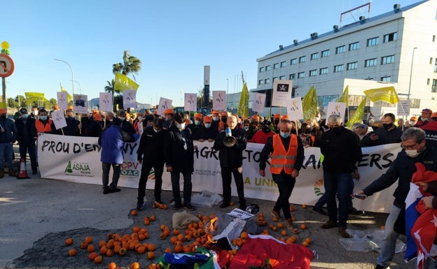 Los agricultores toman la carretera para protestar por el aumento de costes