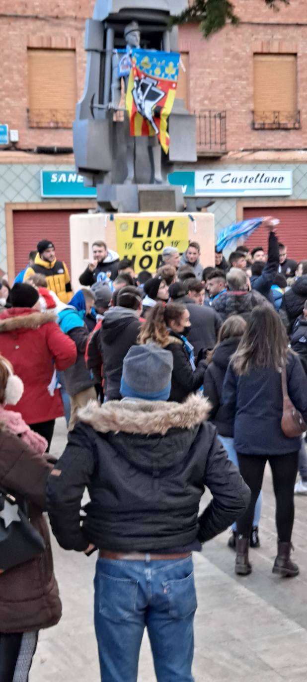 La afición del rival del Valencia protesta contra Lim