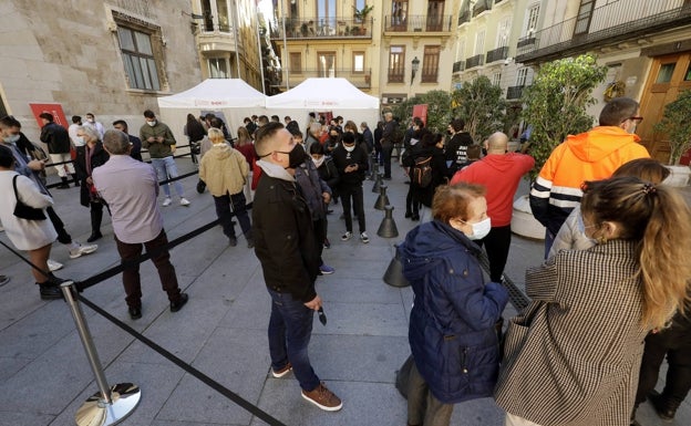 Sanidad detecta 2.000 nuevos casos de coronavirus en la Comunitat y la pandemia llega a niveles de agosto