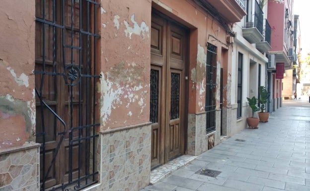 Un hombre muere asfixiado al quedar atrapado en una reja de una casa deshabitada en Valencia