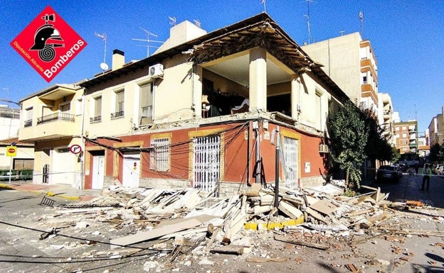 Se derrumba una fachada de un edificio en Almoradí