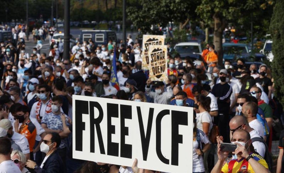 «El Valencia te necesita, yo voy», reclama Ayala