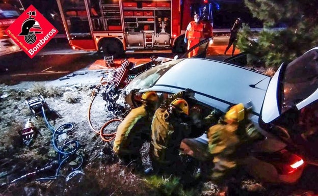 Los bomberos liberan a un conductor atrapado tras un grave accidente a la altura de Orihuela