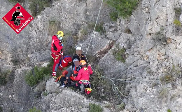Dos escaladores evacuados en helicóptero tras sufrir sendas caídas en el Cabeço D'Or en Busot y en Redován