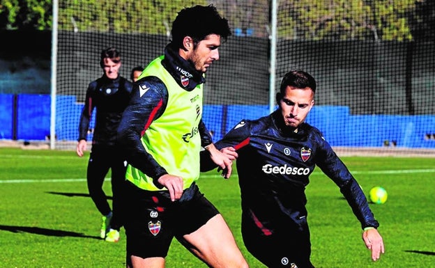 Banquillo en el aire y enfermería vacía