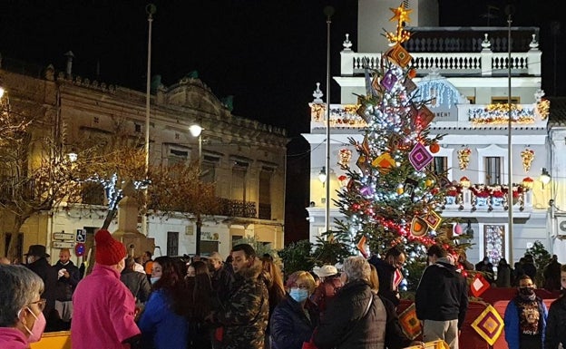 Medio millar de vecinos participan en el encendido de luces navideñas de Meliana