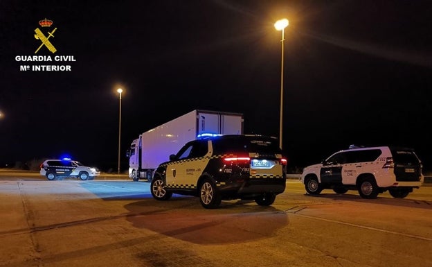 Un camionero, que quintuplicaba la tasa de alcohol permitida, provoca un accidente en Alicante y se da a la fuga hasta Alzira