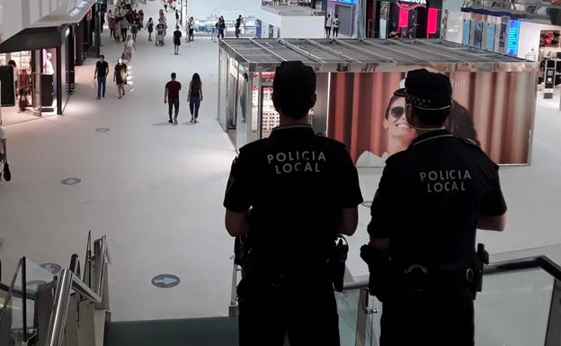 Detenido en Elche por golpear a un hombre que recriminó a su novia que tirase pieles de mandarina al suelo