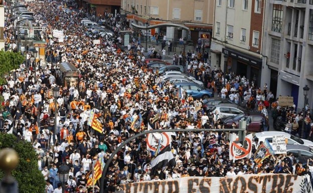 Una marcha anti Peter Lim de presente para el futuro