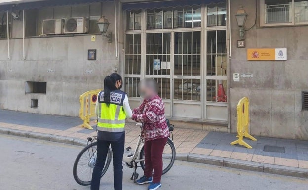 La Policía Nacional detiene a una mujer por el robo de varias bicicletas en garajes privados de Benidorm