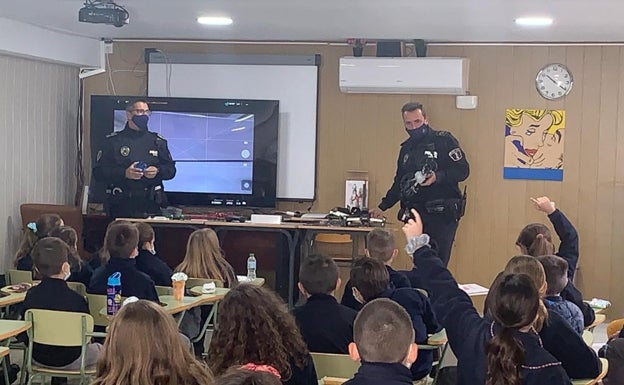 La Policía Local de Gandia resuelve dudas a escolares de Primaria sobre el uso de drones