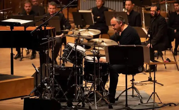 El músico valenciano Javier Eguillor sitúa por primera vez una batería al frente de una orquesta sinfónica